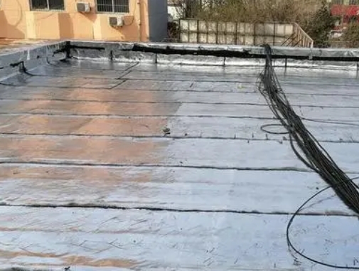 驻马店卫生间漏水维修公司分享下驻马店屋面楼顶防水刚性防水层施工要点。